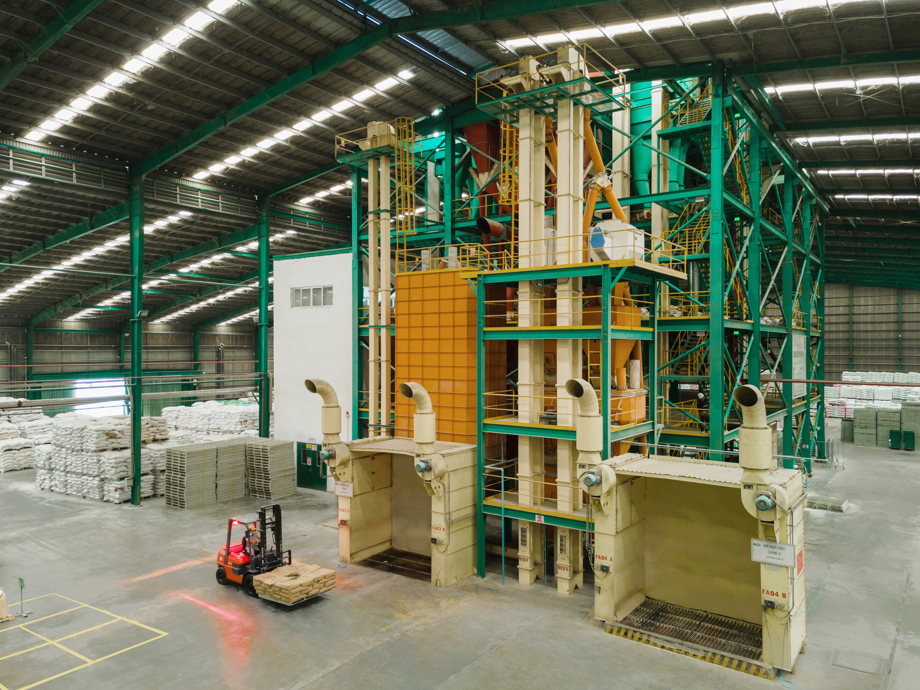 Greenfeed tự động hoá trong sản xuất và kiểm soát chất lượng sản phẩm với hệ thống trang thiết bị hiện đại được nhập khẩu từ châu Âu. Ảnh:&nbsp;Greenfeed.