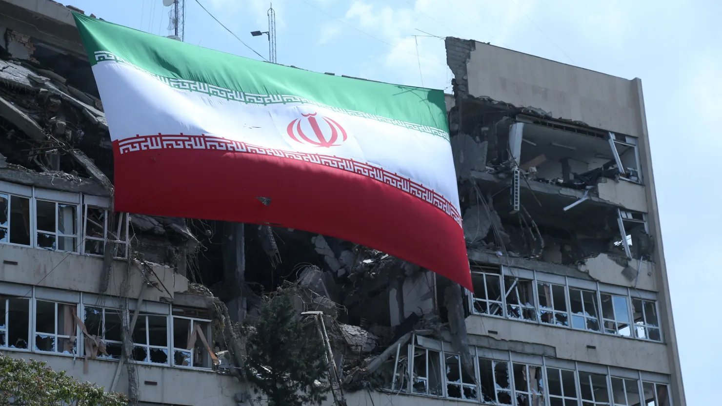 Bức ảnh chụp một tòa nhà bị hư hại do 6Pg88 tỷ lệ kèo World Cup 2026 ở thủ đô Tehran của Iran, ngày 20/4/2026 - Ảnh: Xinhua/Getty/CNBC.