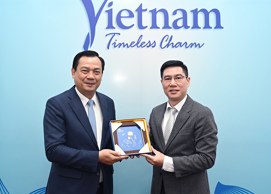 Cục trưởng Nguyễn Trùng Khánh tặng quà lưu niệm Giám đốc Trung tâm Văn hóa Trung Quốc tại Hà Nội Trương Đức Sơn.