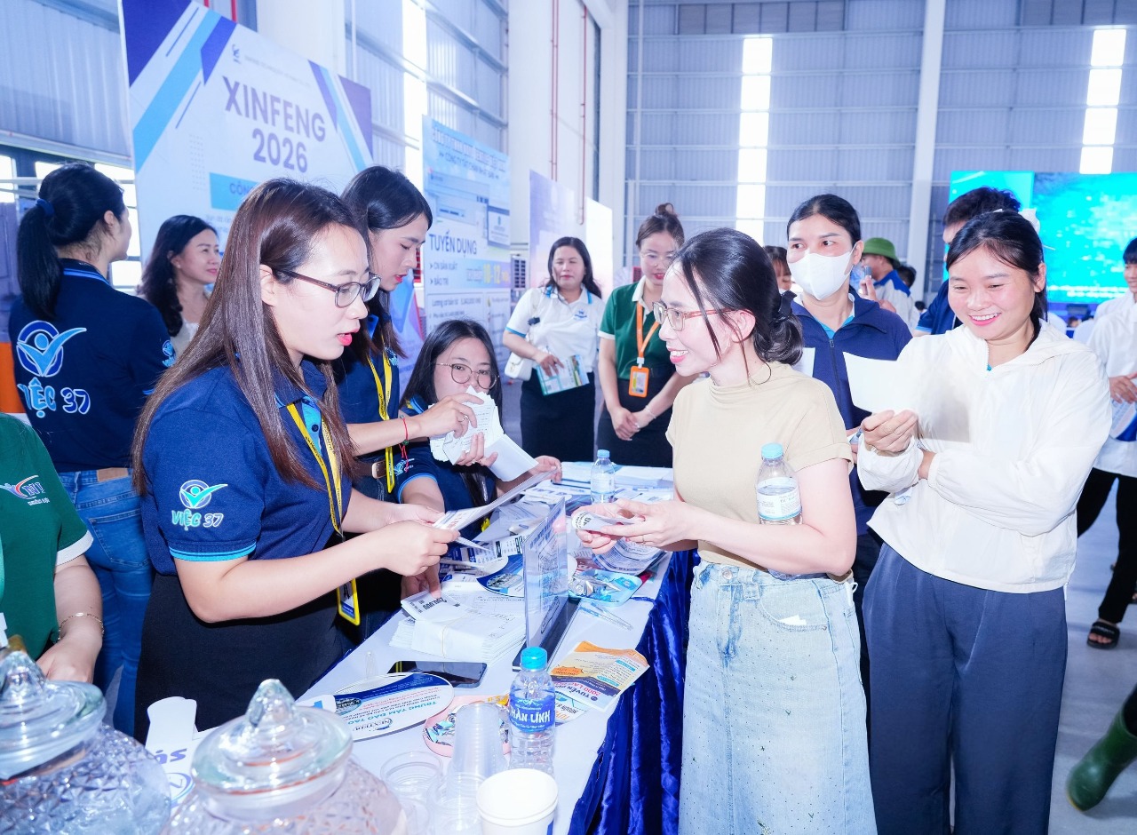 Các gian hàng tuyển dụng thu hút đông đảo ứng viên đến đăng ký và tư vấn. Ảnh: Thanh Lê