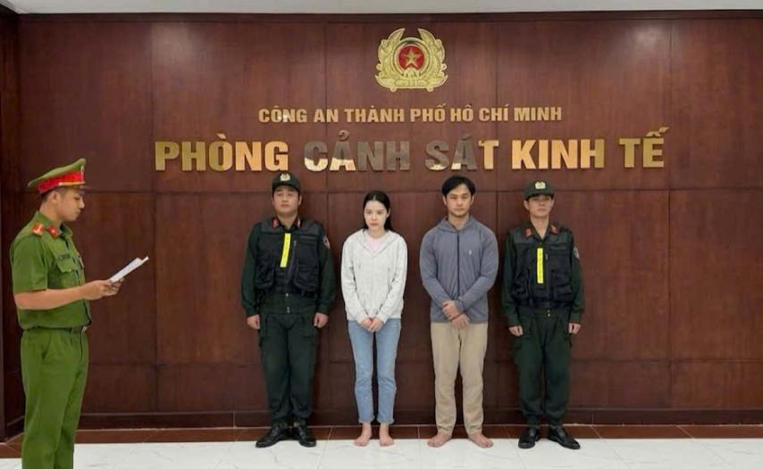 Công an tống đạt và thi hành các Quyết định và Lệnh đối với Trần Thị Như Hảo và Nguyễn Trọng Anh. Ảnh: Cổng thông tin điện tử Bộ Công an.