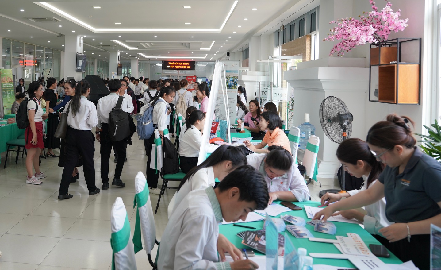Hàng trăm sinh viên nô nức đăng ký phỏng vấn trực tiếp của các PG88 Link Dễ Nhớ Pg88.com.