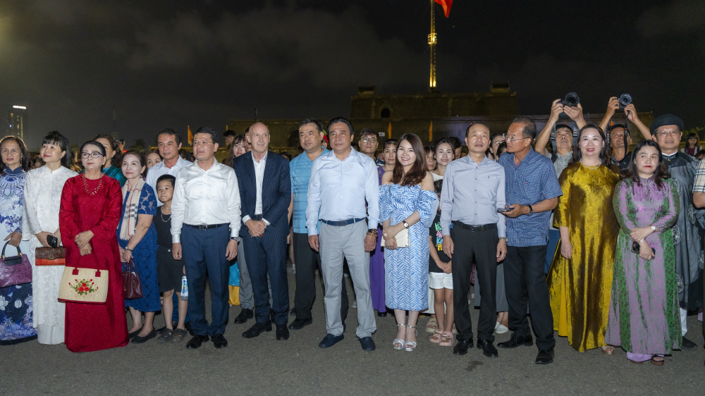Lãnh đạo thành phố Huế cùng du khách tham dự chương trình&nbsp;“Hoàng cung Huyền ảo”