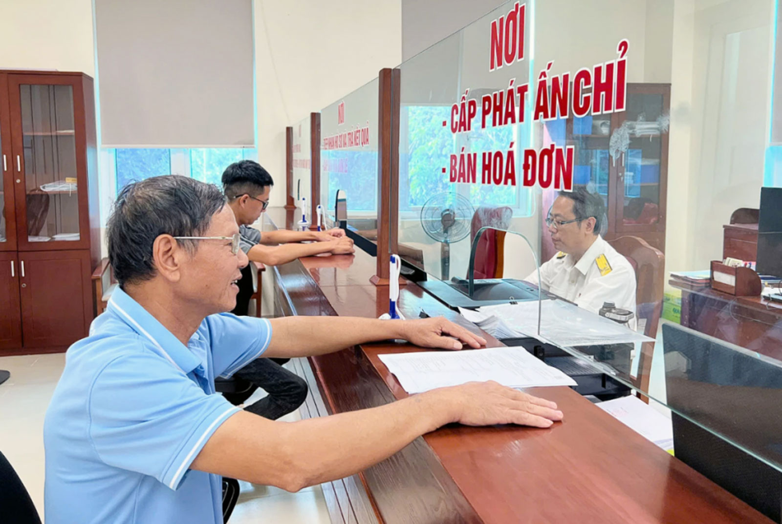 Cán bộ thuế Quảng Trị hỗ trợ hộ PG88 Uy Tín Số 1 Việt Nam kê khai, từng bước nâng cao tính minh bạch