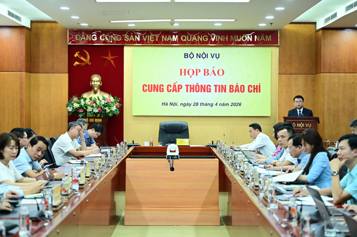 Bộ Nội vụ thông tin về việc chuẩn bị phương án tăng lương. 