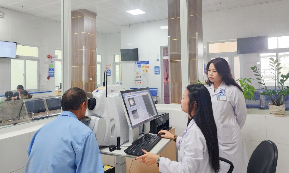 Chụp cắt lớp võng mạc (OCT) cho người bệnh tại Bệnh viện Lão khoa - Phục hồi chức năng tỉnh Quảng Ninh.