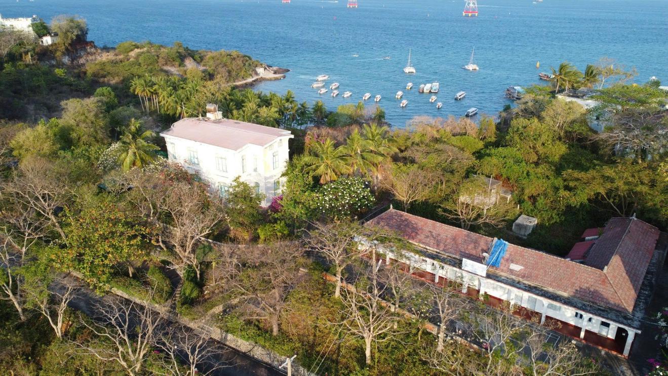 Khu di tích lầu Bảo Đại trên núi Cảnh Long (phường Nha Trang, Khánh Hòa), được chỉnh trang sạch sẽ nhưng vẫn giữ nét trầm mặc vốn có.