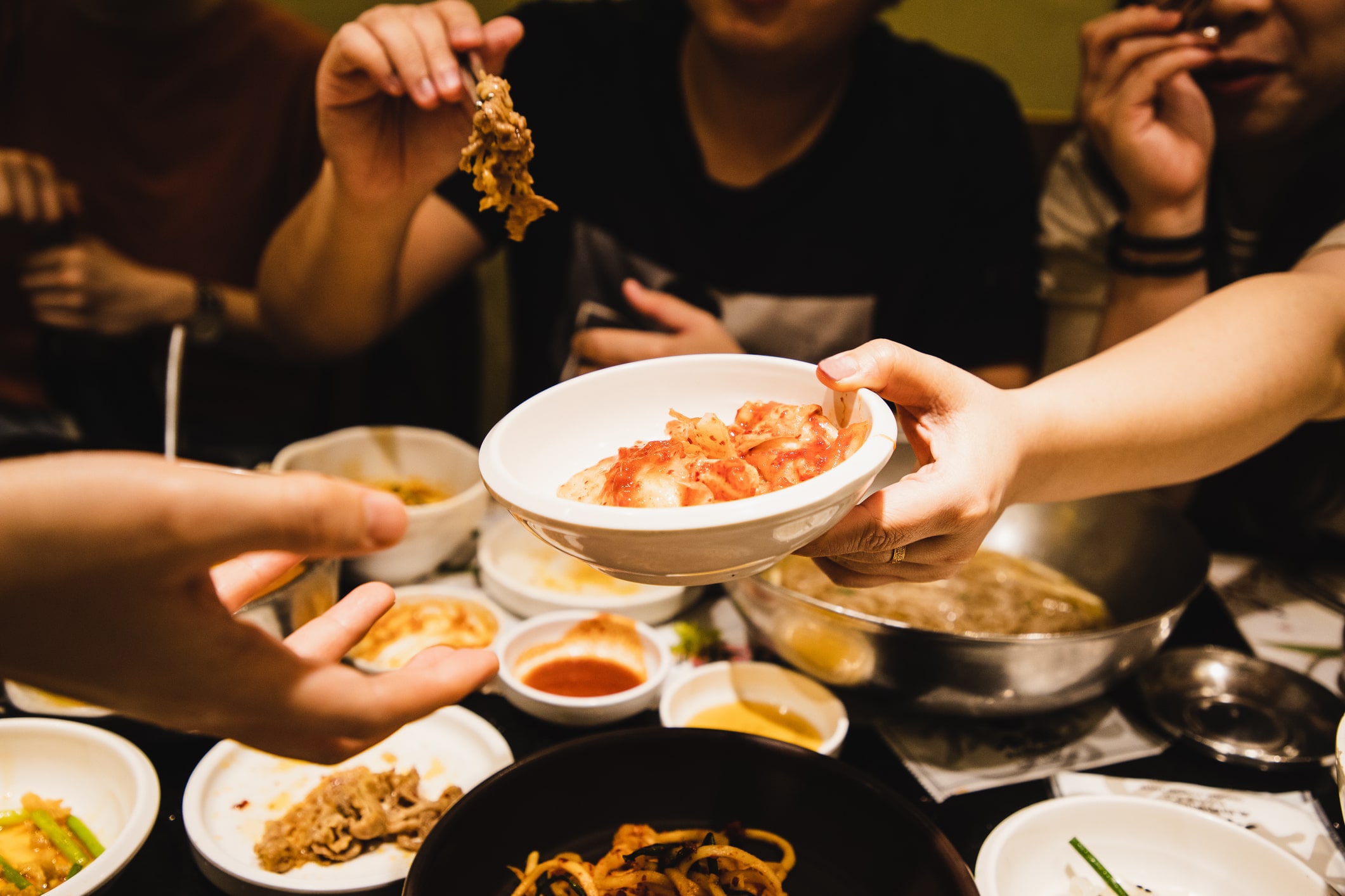 Xu hướng cùng ăn, cùng mua dựa trên văn hóa chia sẻ chi phí mua hàng số lượng lớn tại các nhà bán lẻ như Costco Wholesale và Trader's Wholesale Club.&nbsp;