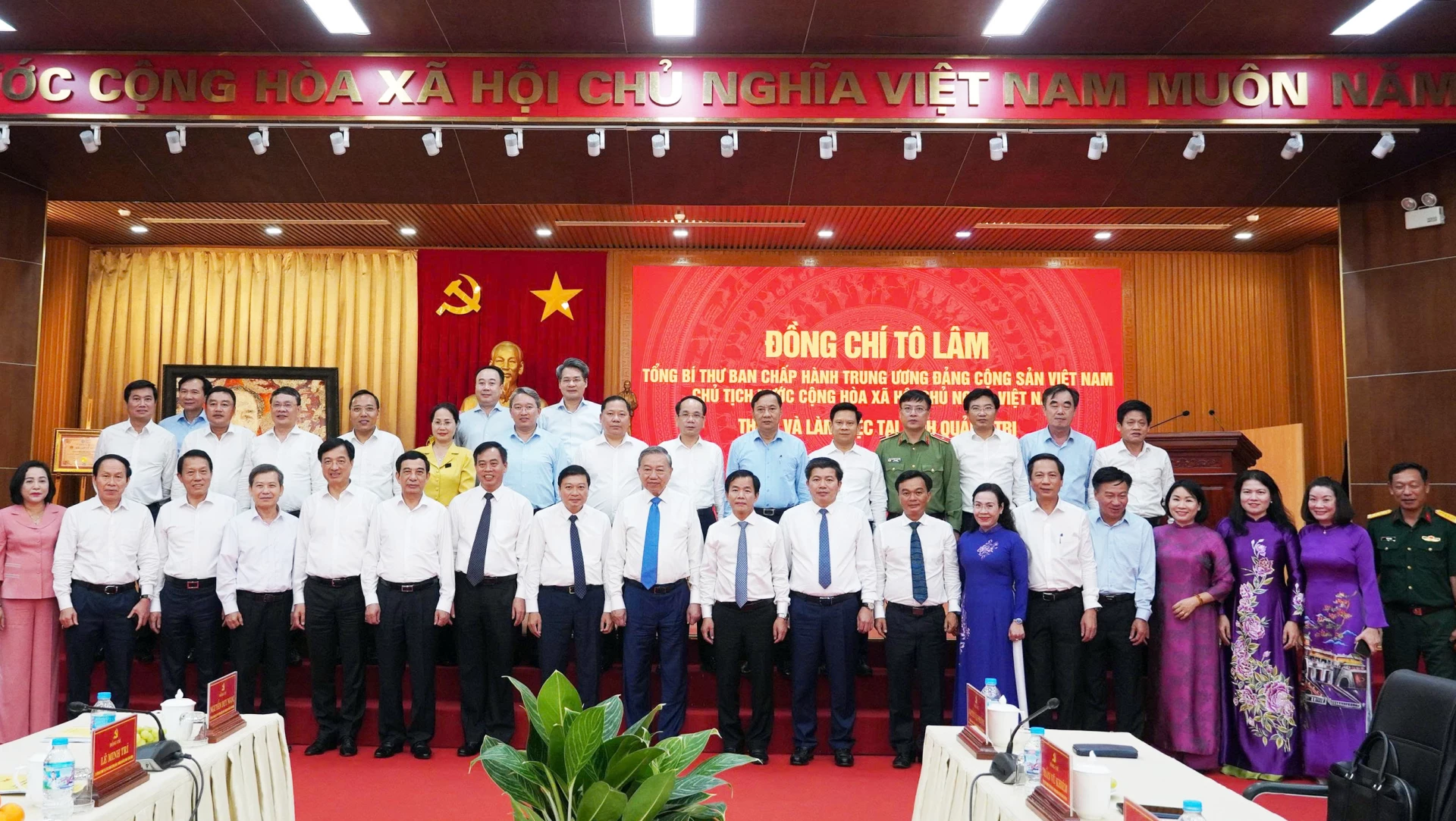 Tổng Bí thư, Chủ tịch nước Tô Lâm và các thành viên đoàn công tác chụp ảnh lưu niệm cùng ban lãnh đạo tỉnh Quảng Trị. Ảnh: Xuân Phú