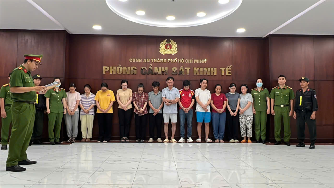 Cơ quan Cảnh sát điều tra Công an TP.HCM tống đạt các quyết định đối với các đối tượng. Ảnh: Cổng thông tin điện tử Bộ Công an.