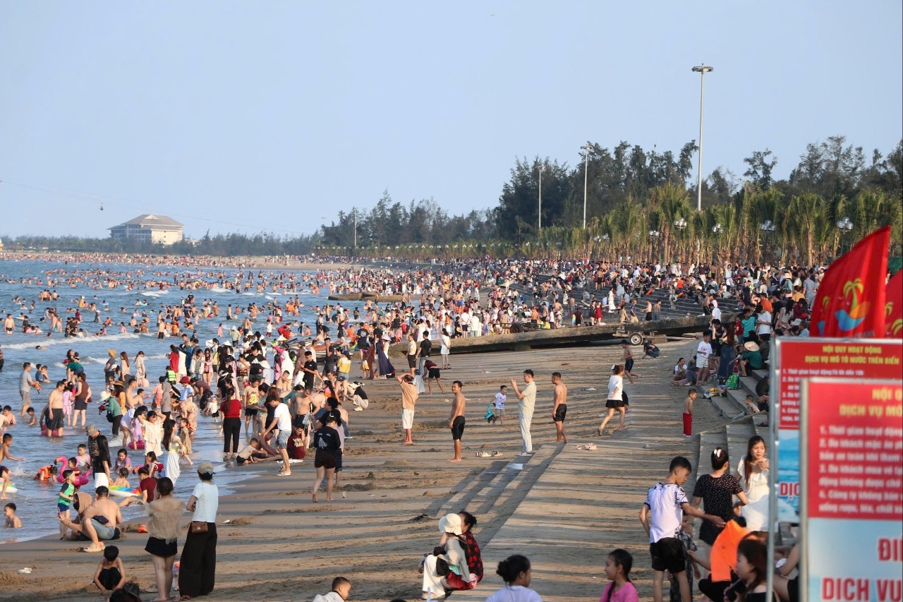 Du khách đổ về bãi biển Cửa Lò tận hưởng kỳ nghỉ lễ trong thời tiết thuận lợi. Ảnh: Quang An