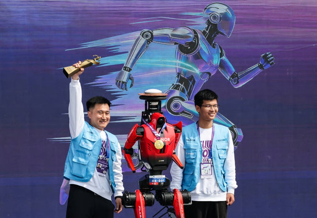 Robot Lightning của Honor đã phá kỷ lục thế giới của con người hơn sáu phút tại cuộc thi bán marathon robot vừa diễn ra ở Bắc Kinh. Ảnh: Reuters