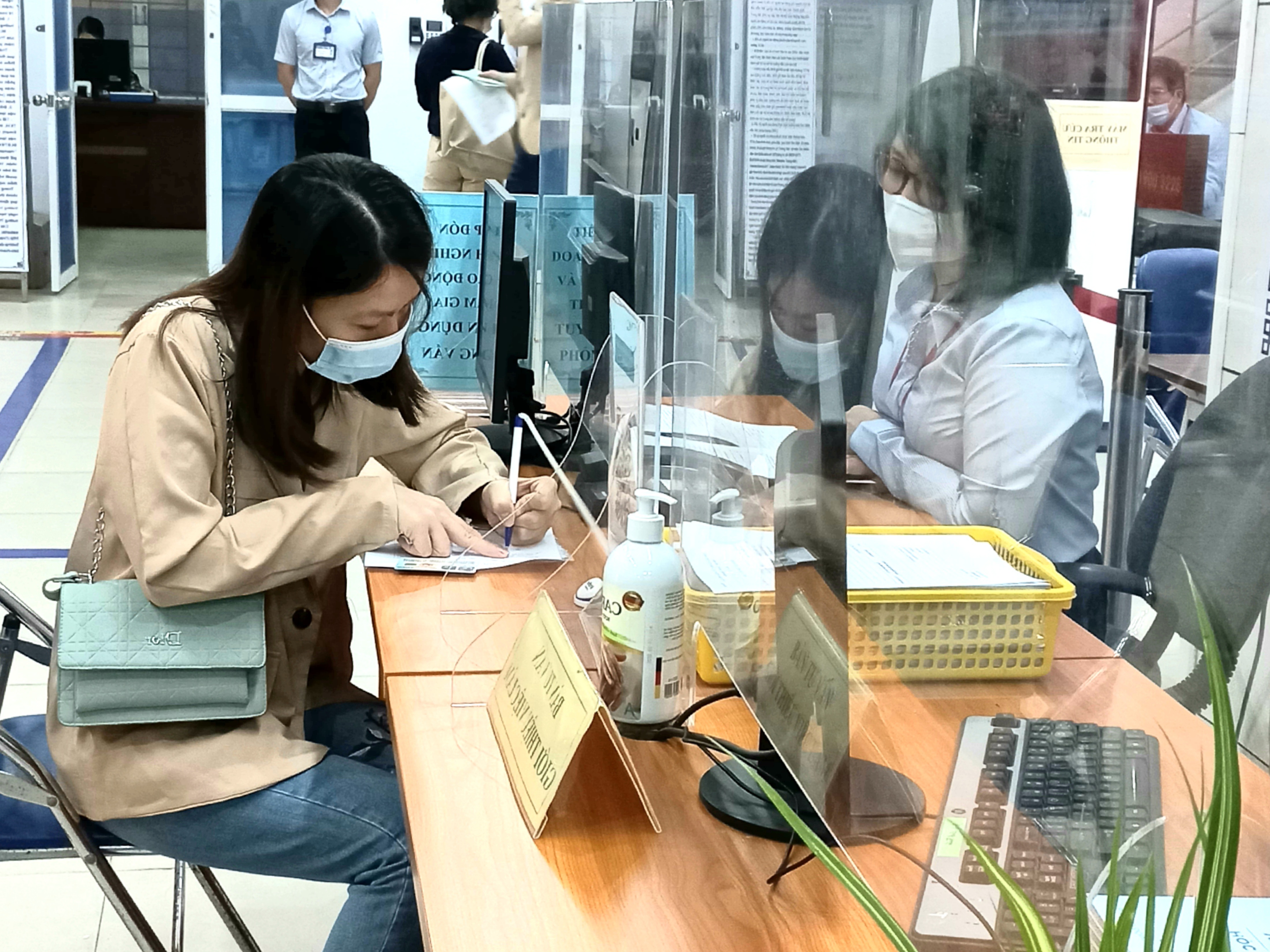 Người lao động làm thủ tục hưởng chế độ liên quan đến bảo hiểm. Ảnh: N.D. 