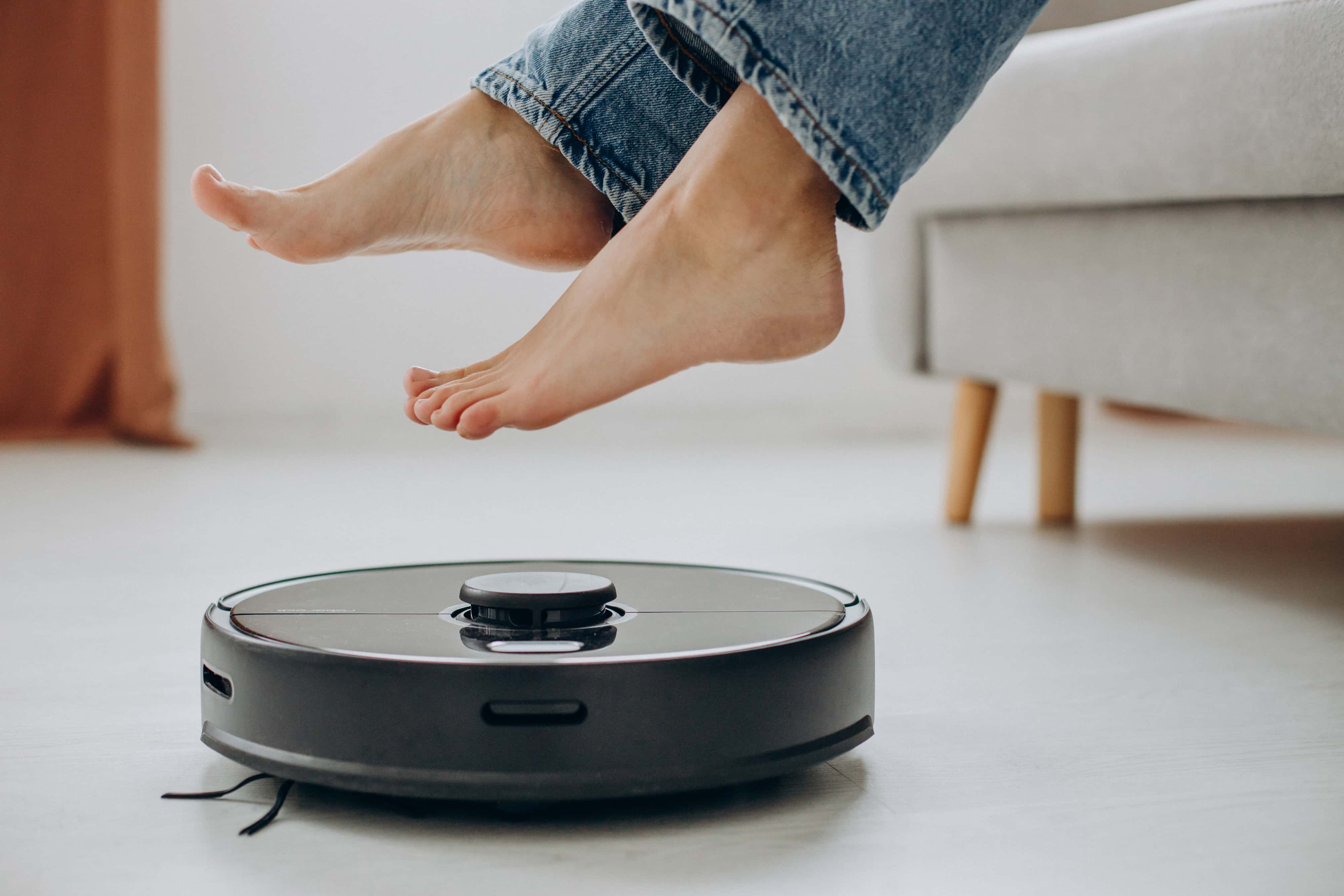 Robot hút bụi ngày càng phổ biến trong các hộ gia đình.