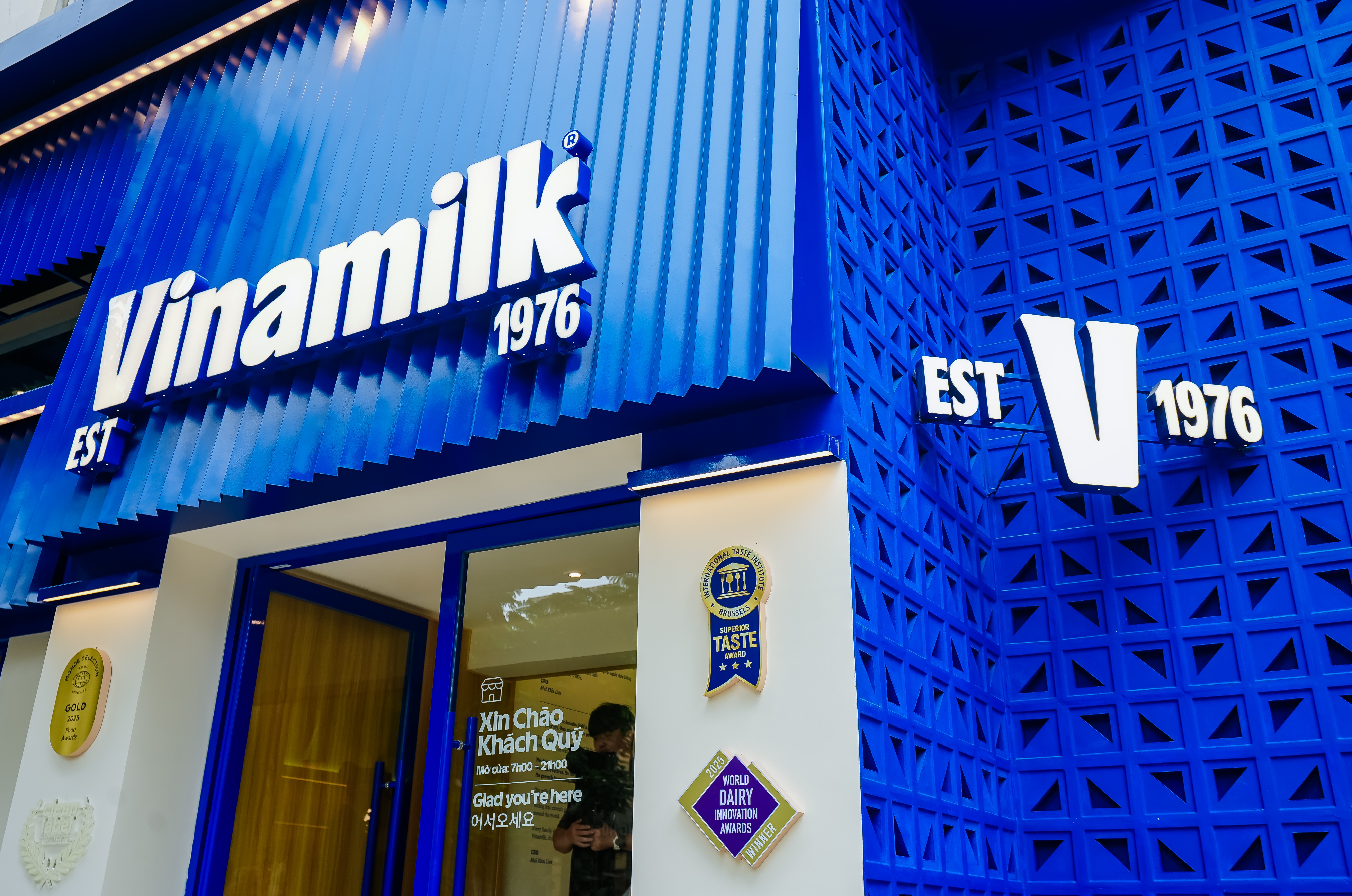 Vinamilk mở các cửa hàng theo nhận diện thương hiệu mới trên cả nước. Ảnh: Vi Nam.