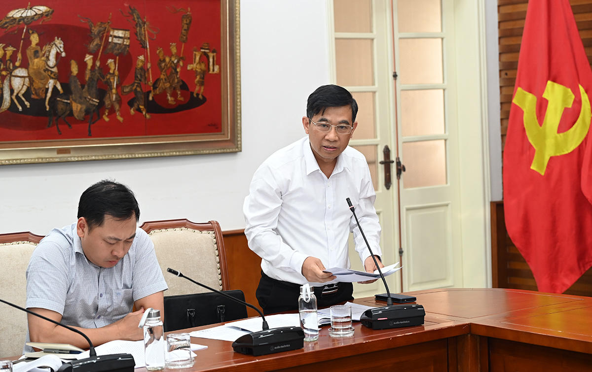 Phó Vụ trưởng Vụ Tham mưu tổng hợp, Văn phòng Trung ương Đảng Hoàng Mạnh Thắng phát biểu tại phiên họp.
