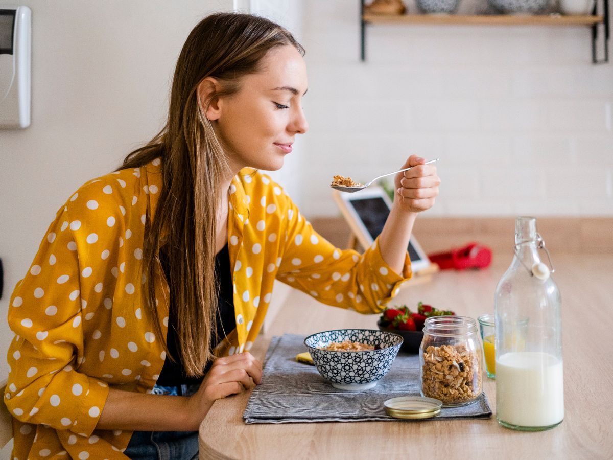 Ăn chậm và nhai kỹ&nbsp;giúp cơ thể hấp thụ dưỡng chất hiệu quả hơn.