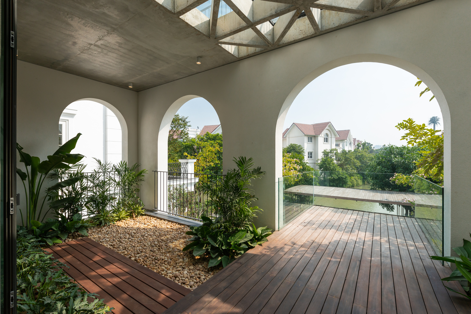 Kiến trúc villa xanh phản chiếu trên mặt nước