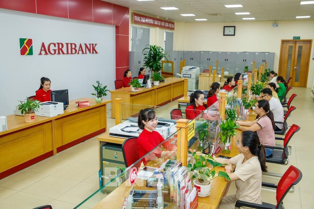 Khách hàng giao dịch tại Agribank. Ảnh: Agribank.