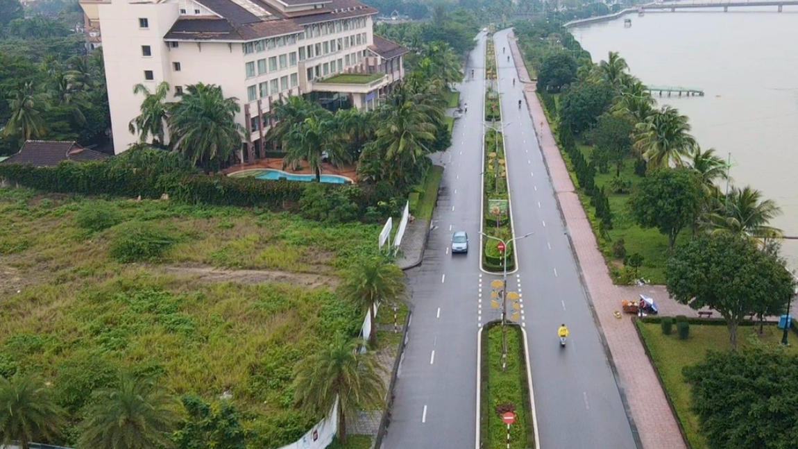 Khu đất “vàng” rộng gần 3.000m2 tại trung tâm phường Đồng Hới, nằm trên các trục đường trung tâm gồm Nguyễn Trãi, Quách Xuân Kỳ và Lâm Úy, khu vực ven sông Nhật Lệ. Ảnh: Tiến Thành