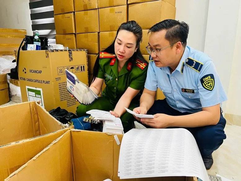 Cơ quan chức năng phối hợp bắt giữ, xử lý hàng giả. 