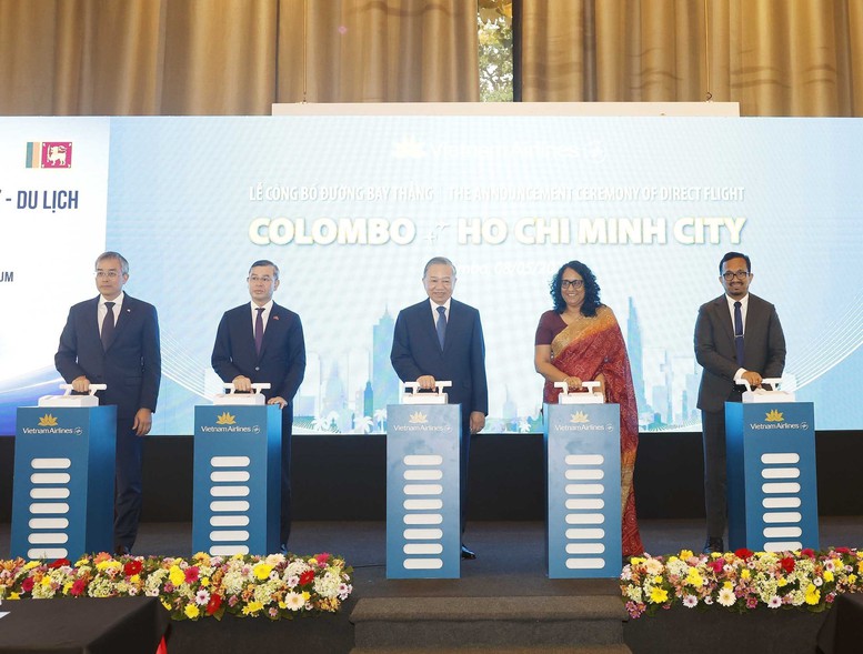 Tổng Bí thư, Chủ tịch nước Tô Lâm, Thủ tướng Sri Lanka Harini Amarasuriya và các đại biểu thực hiển nghi lễ khởi động mở đường bay Colombo - TP Hồ Chí Minh của Vietnam Airlines. Ảnh: TTXVN