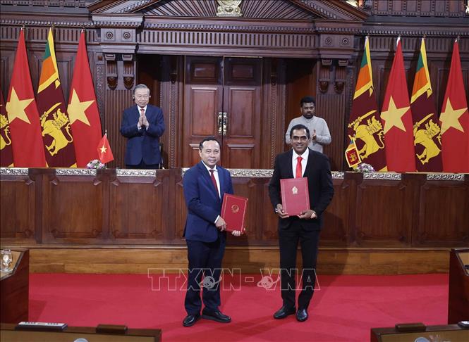 Tổng Bí thư, Chủ tịch nước Tô Lâm và Tổng thống Anura Kumara Dissanayake chứng kiến lễ trao các văn kiện hợp tác giữa 2 nước. Ảnh: TTXVN