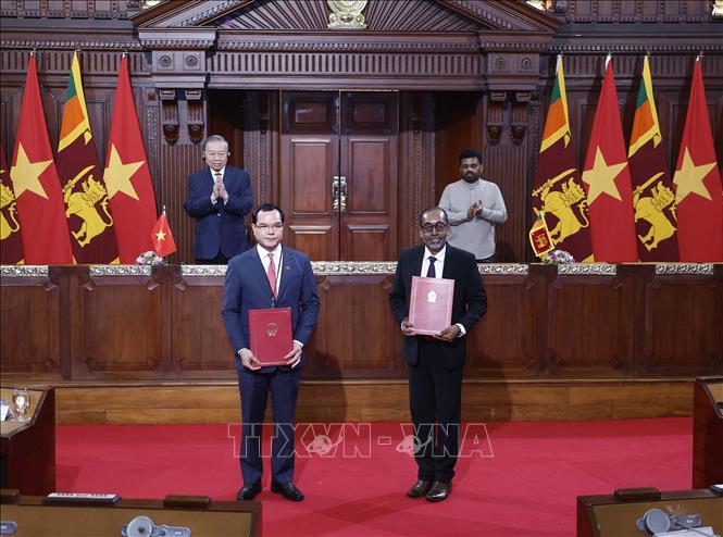 Tổng Bí thư, Chủ tịch nước Tô Lâm và Tổng thống Anura Kumara Dissanayake chứng kiến lễ trao các văn kiện hợp tác giữa 2 nước. Ảnh: TTXVN