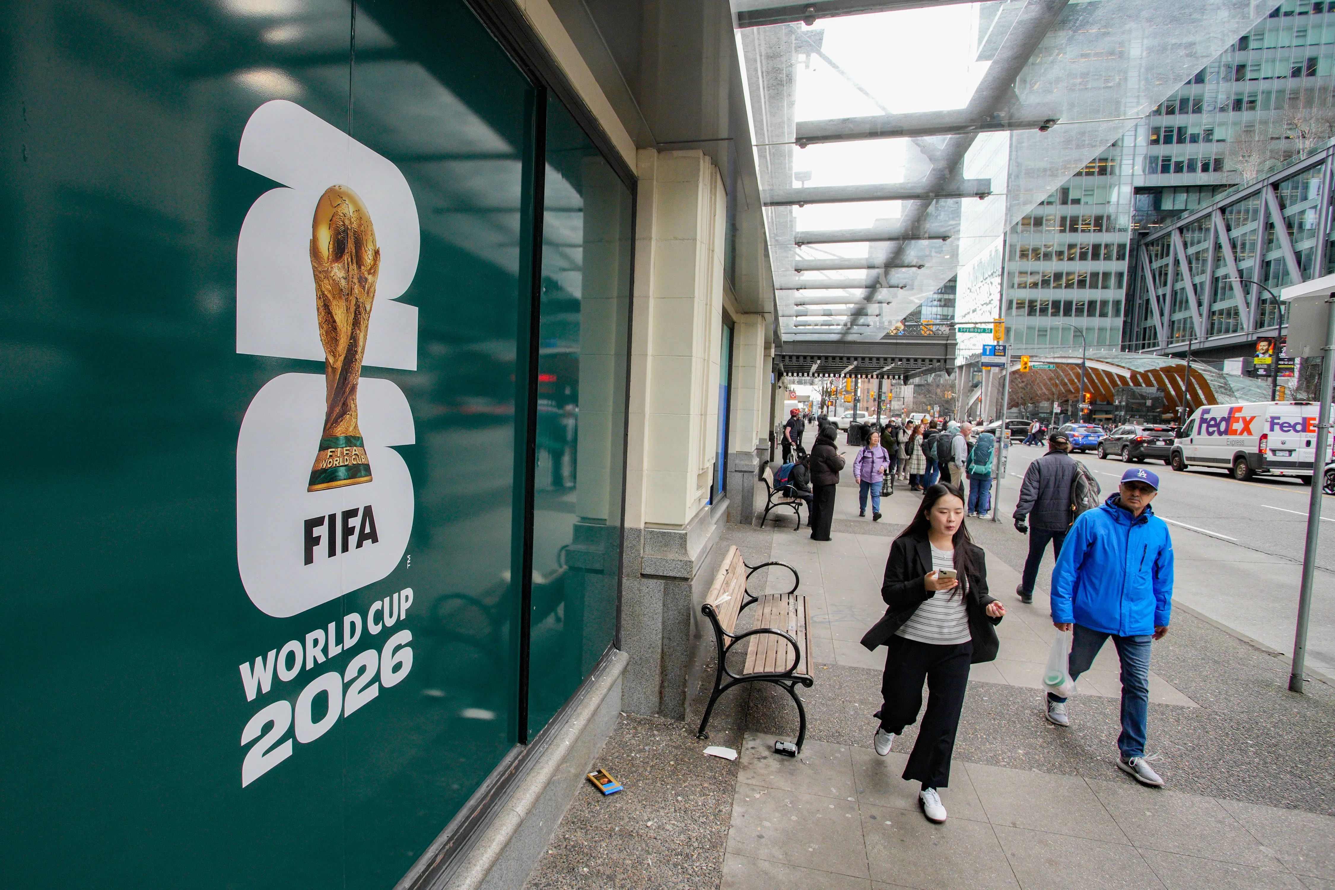 Lượng đặt phòng trước tại một số thành phố đăng cai giải đấu đang ở mức tương đương hoặc thấp hơn so với dự kiến.
