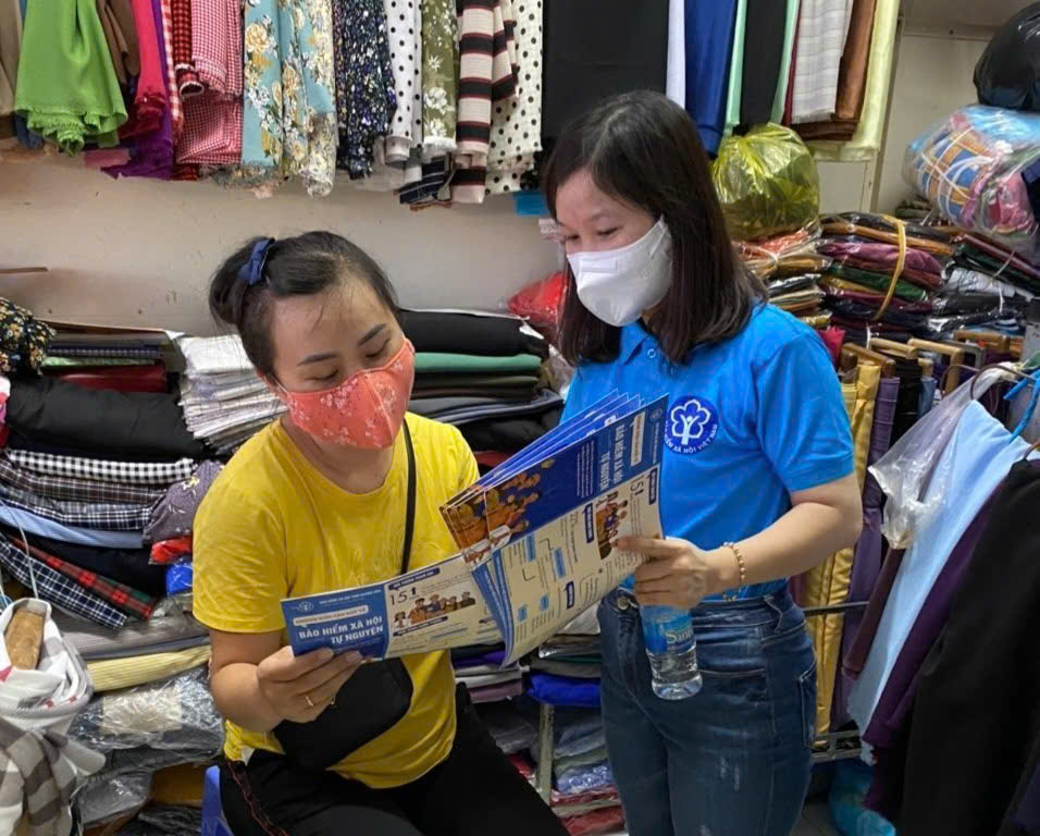 Người lao động phi chính thức được thông tin về chính sách bảo hiểm xã hội tự nguyện. Ảnh: Nguyễn Duy.