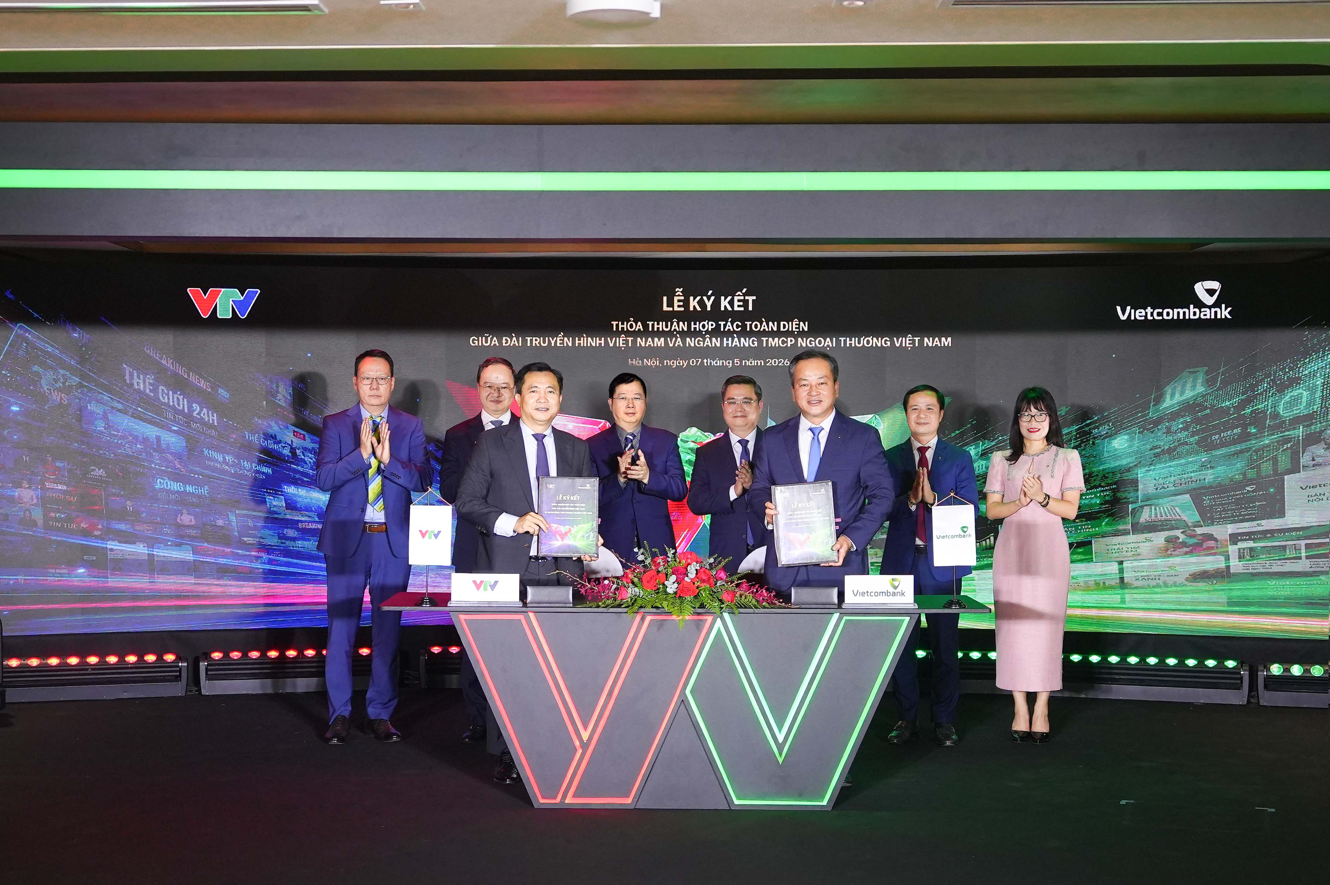 Ông Đỗ Thanh Hải - Phó Bí thư thường trực Đảng ủy, Phó Tổng Giám đốc thường trực VTV (bên trái) và ông Nguyễn Việt Cường - Phó Tổng Giám đốc Vietcombank (bên phải) đại diện hai đơn vị hoàn thành nghi thức ký kết hợp tác toàn diện trước sự chứng kiến của các đại biểu.&nbsp;Ảnh:&nbsp;Vietcombank.