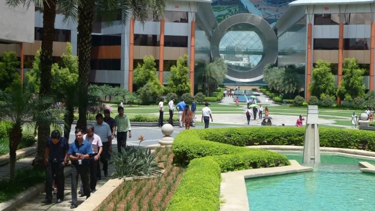 Các nhân viên tận hưởng khuôn viên Infosys tại khu Electronic City ở Bangalore vào năm 2010.&nbsp;