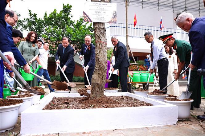 Đại biểu trồng cây lưu niệm. Ảnh: Thanh Tùng - TTXVN