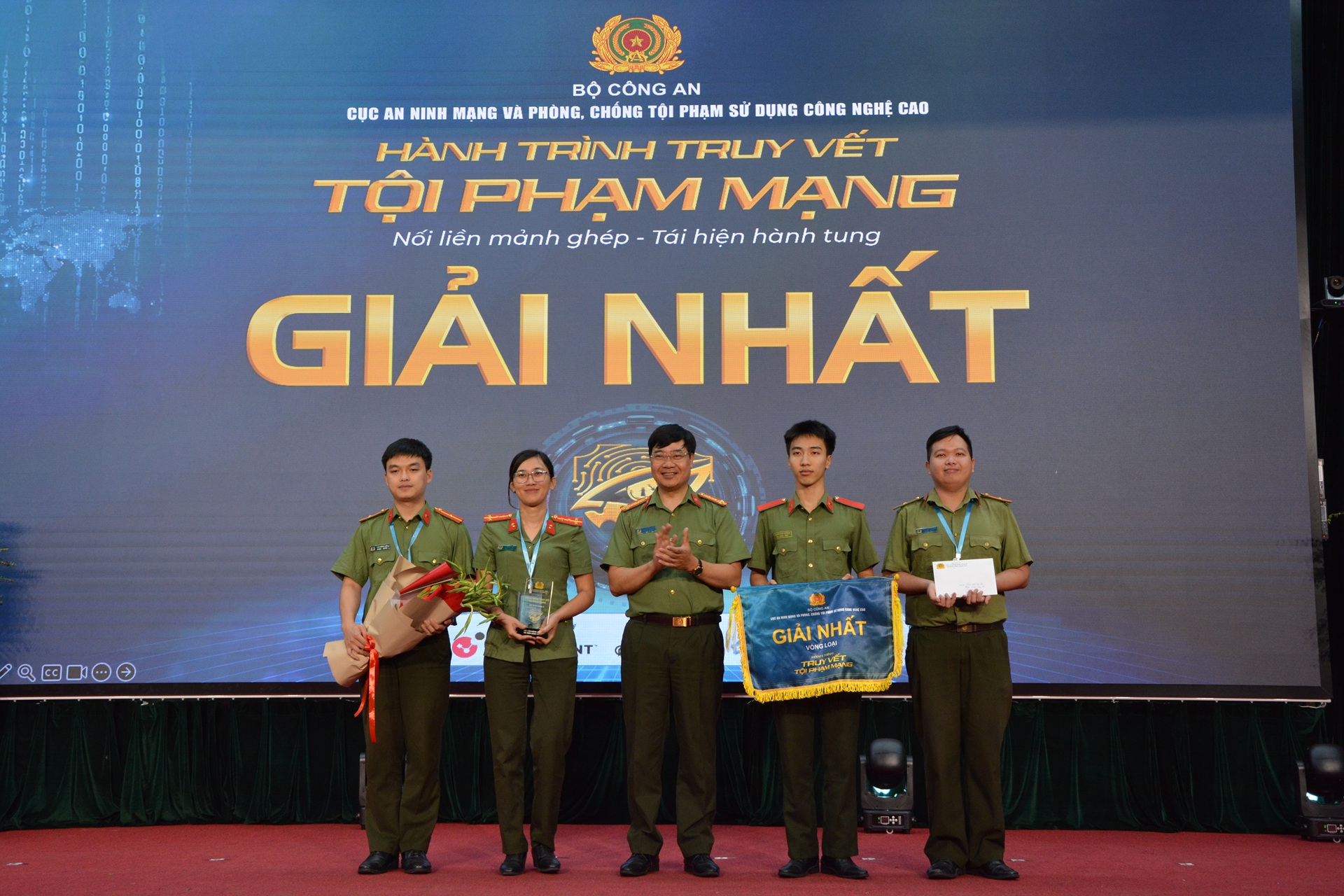 Đại tá, Tiến sĩ Nguyễn Hồng Quân - Phó Cục trưởng Cục An ninh mạng và Phòng, chống tội phạm sử dụng công nghệ cao (A05), Bộ Công an trao giải Nhất cho đội Cyb3r_Gu4rdians, Học viện Kỹ thuật và Công nghệ an ninh