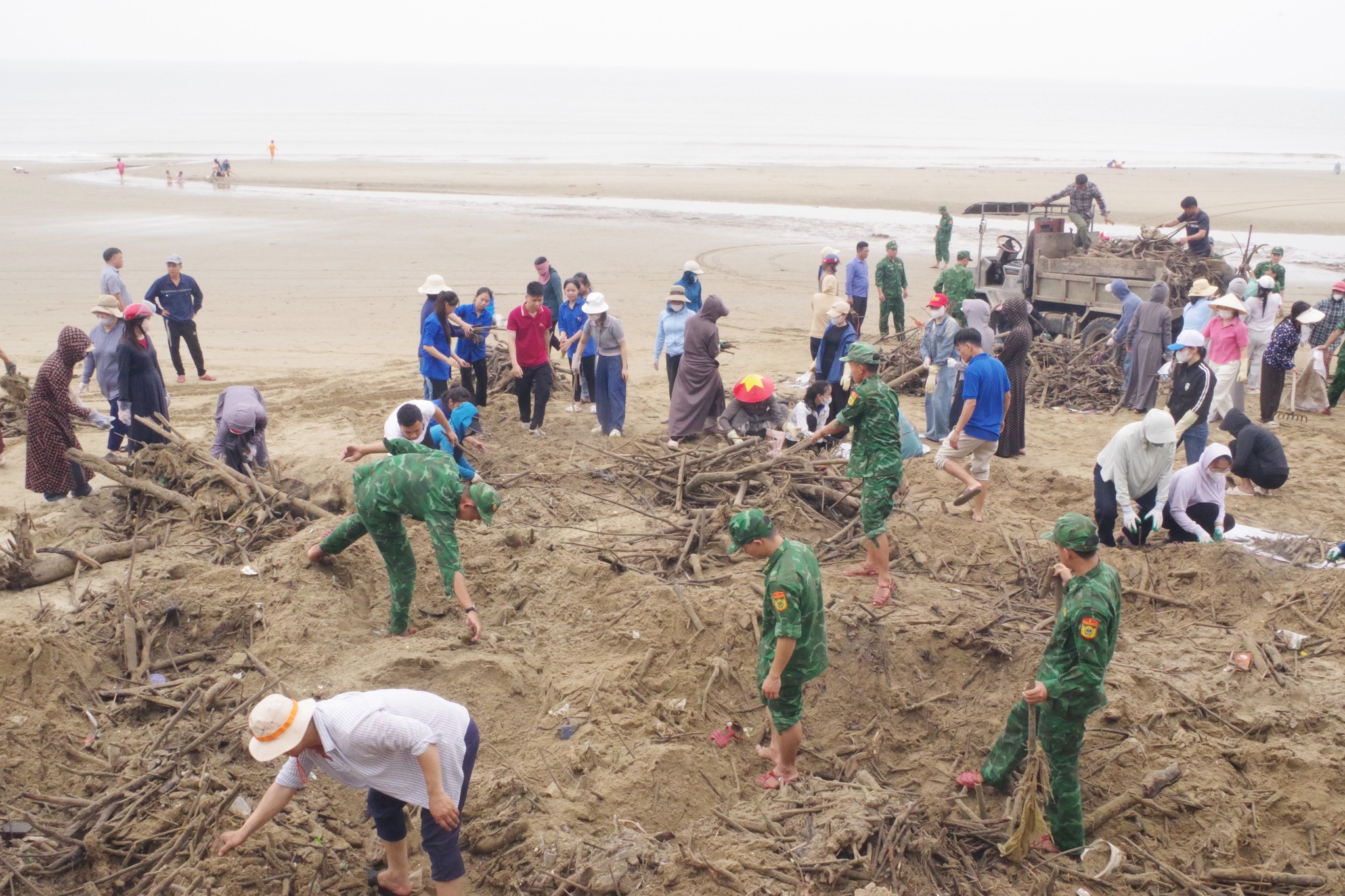 Các lực lượng tham gia dọn dẹp cẩn thận thu gom các vật nhọn nhằm bảo đảm an toàn cho du khách