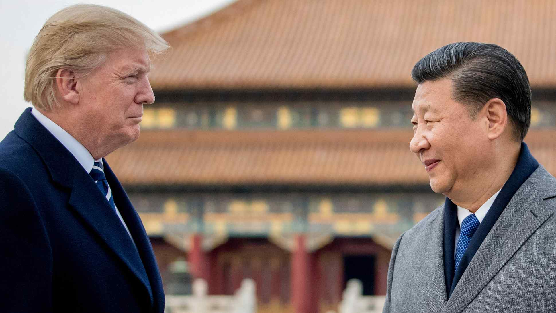 Tổng thống Mỹ Donald Trump và Chủ tịch Trung Quốc Tập Cận Bình tham quan Tử Cấm Thành ở Bắc Kinh vào tháng 11/2017 - Ảnh: AP.