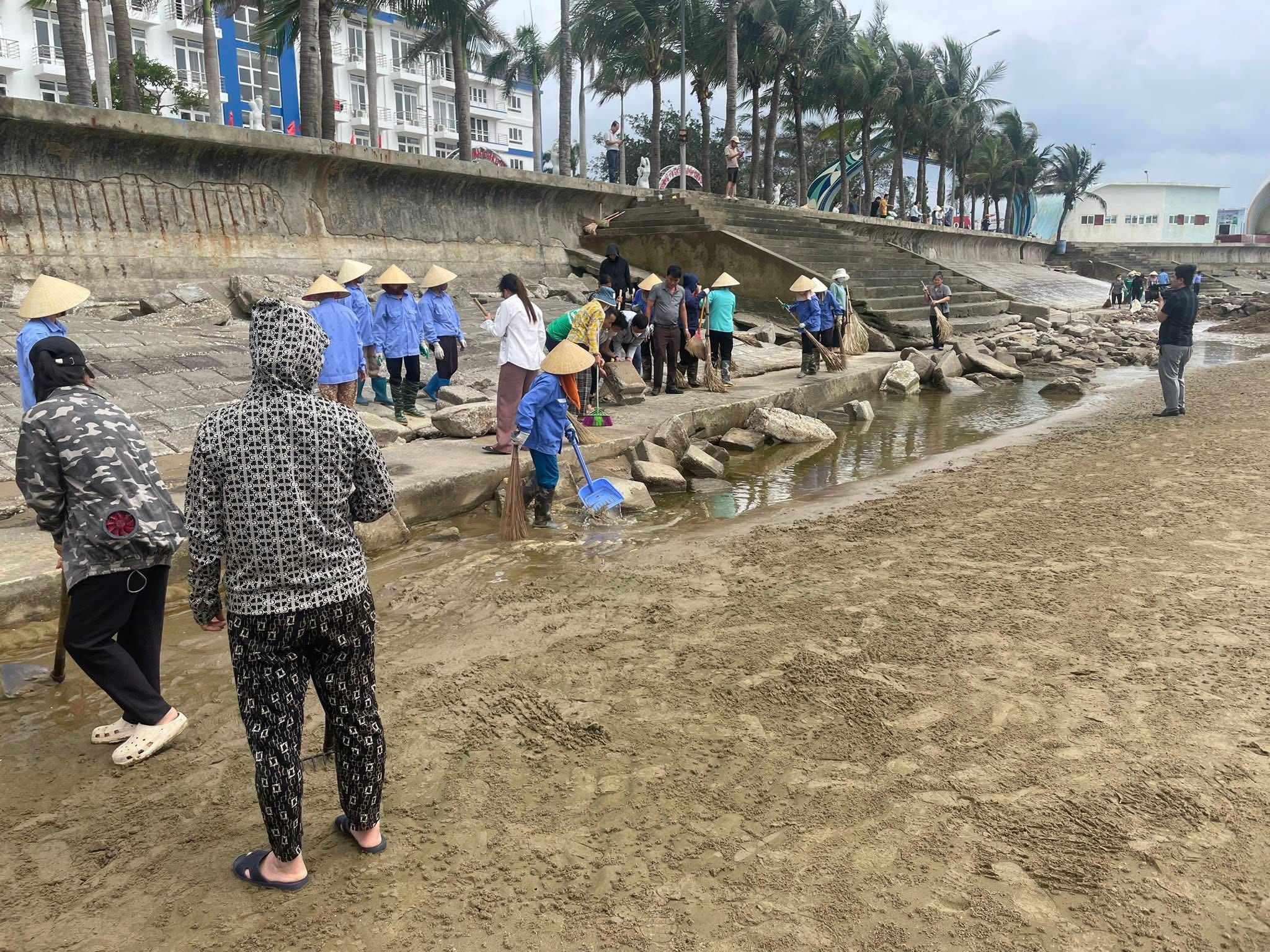 Lực lượng vệ sinh môi trường tích cực làm việc để đẩy nhanh tiến độ dọn dẹp