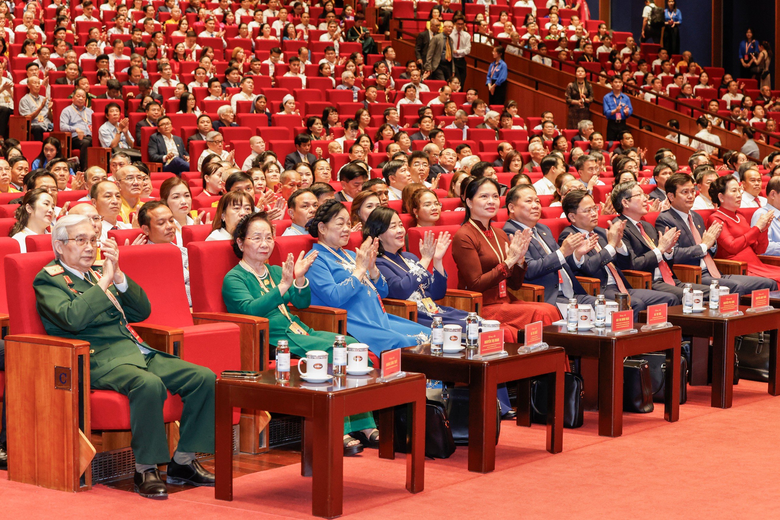 Bà Bùi Thị Minh Hoài, Ủy viên Bộ Chính trị, Bí thư Trung ương Đảng, Bí thư Đảng ủy Mặt trận Tổ quốc, các đoàn thể Trung ương, Chủ tịch Ủy ban Trung ương Mặt trận Tổ quốc Việt Nam khóa X và các đại biểu tham dự Đại hội. 