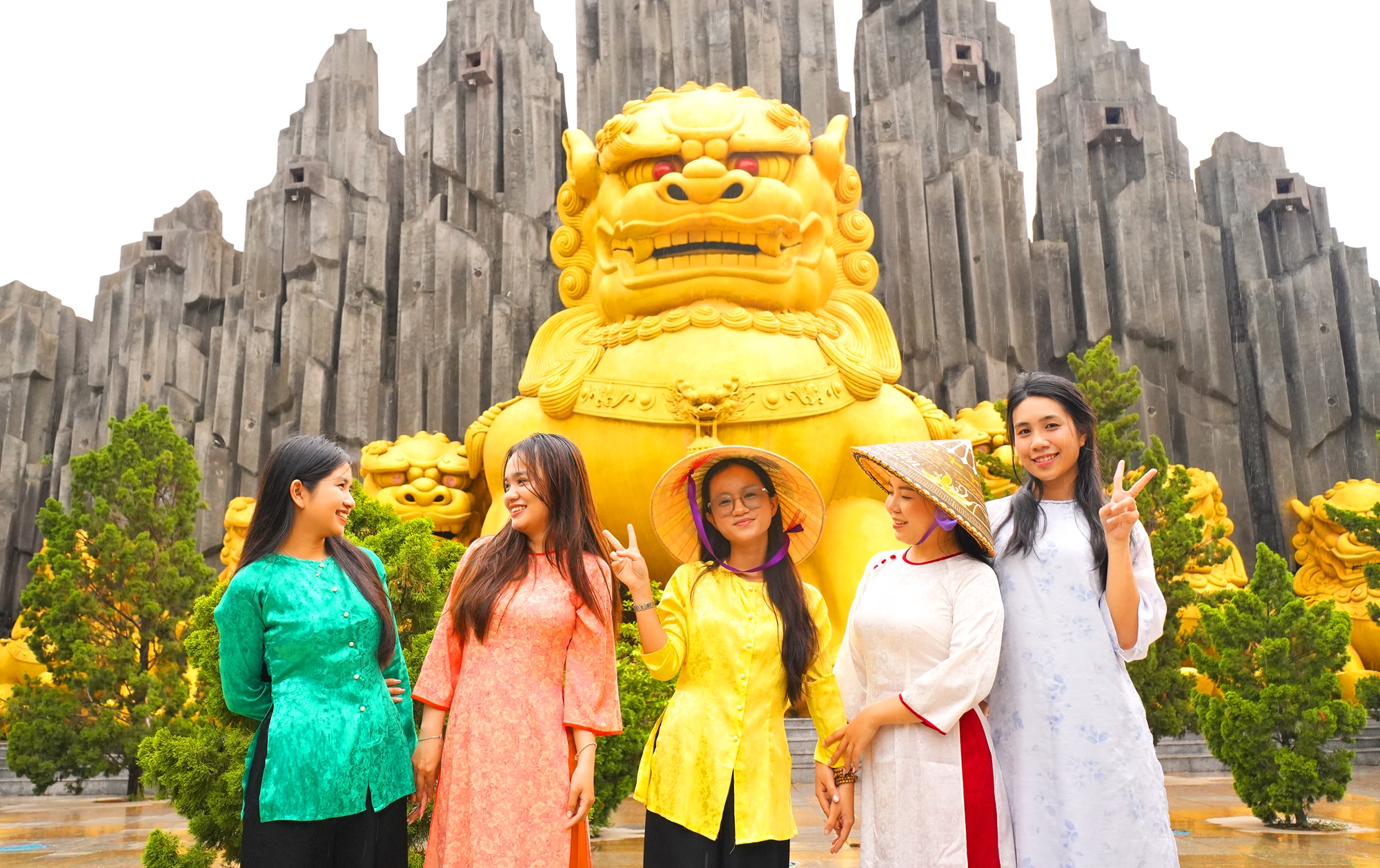 Du khách trong trang phục áo bà ba, áo dài check-in tại Suối Tiên. Ảnh:&nbsp;Khu du lịch Văn hóa Suối Tiên.