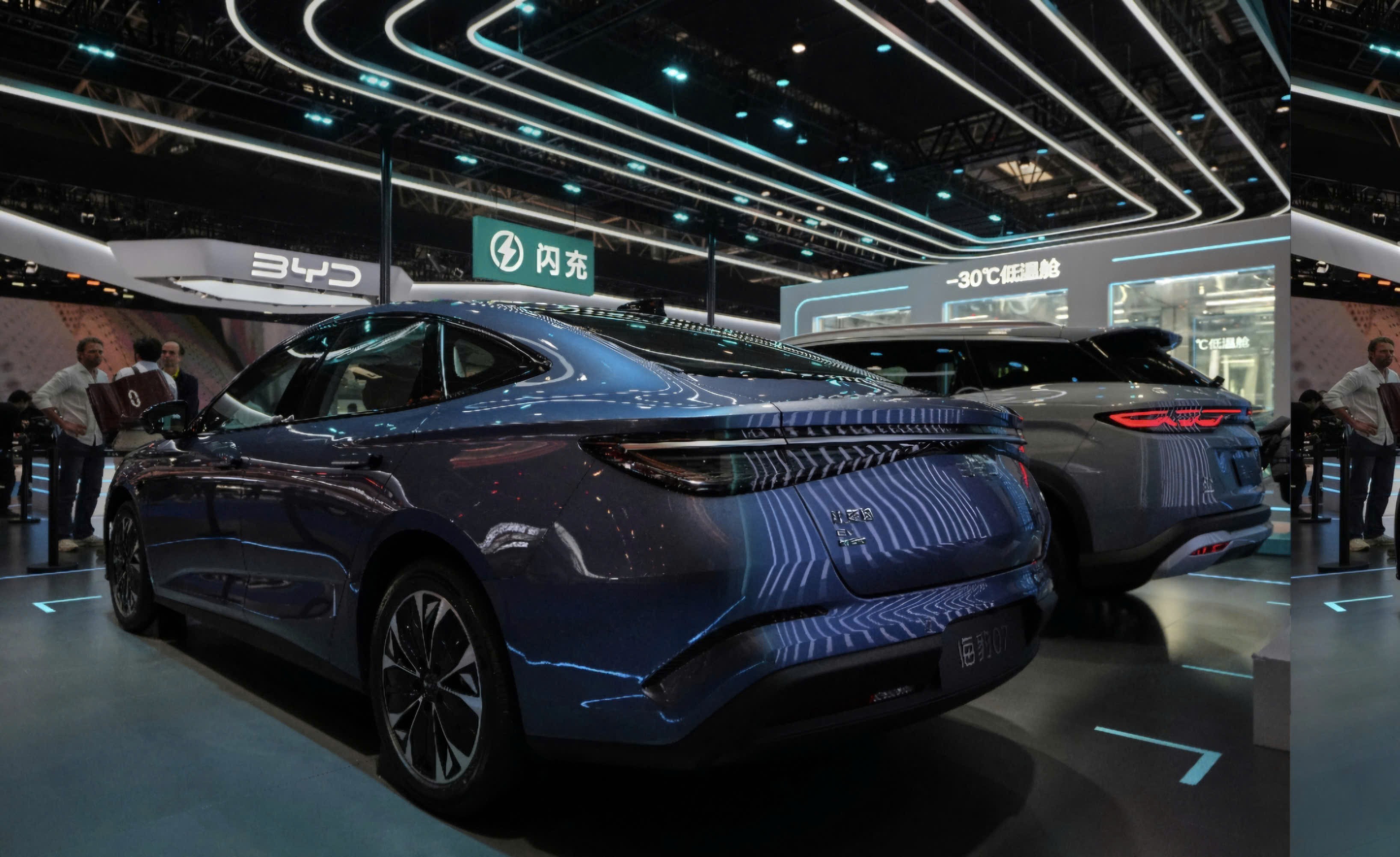 Giới thiệu công nghệ sạc pin mới của hãng BYD được trưng bày tại Auto China 2026. Ảnh AP/Andy Wong