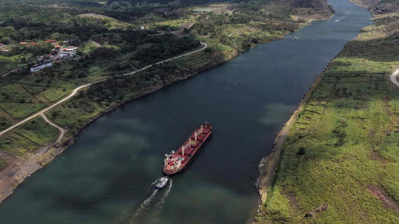 Mỗi ngày, chỉ một số lượng tàu nhất định có thể đi qua kênh đào Panama. - Ảnh: Reuters
