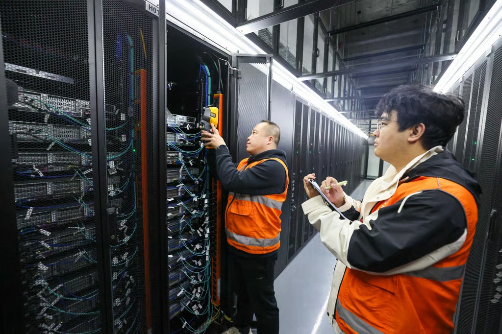Các kỹ sư đo nhiệt độ của máy chủ do China Unicom vận hành. Ảnh: Tân Hoa Xã.&nbsp;