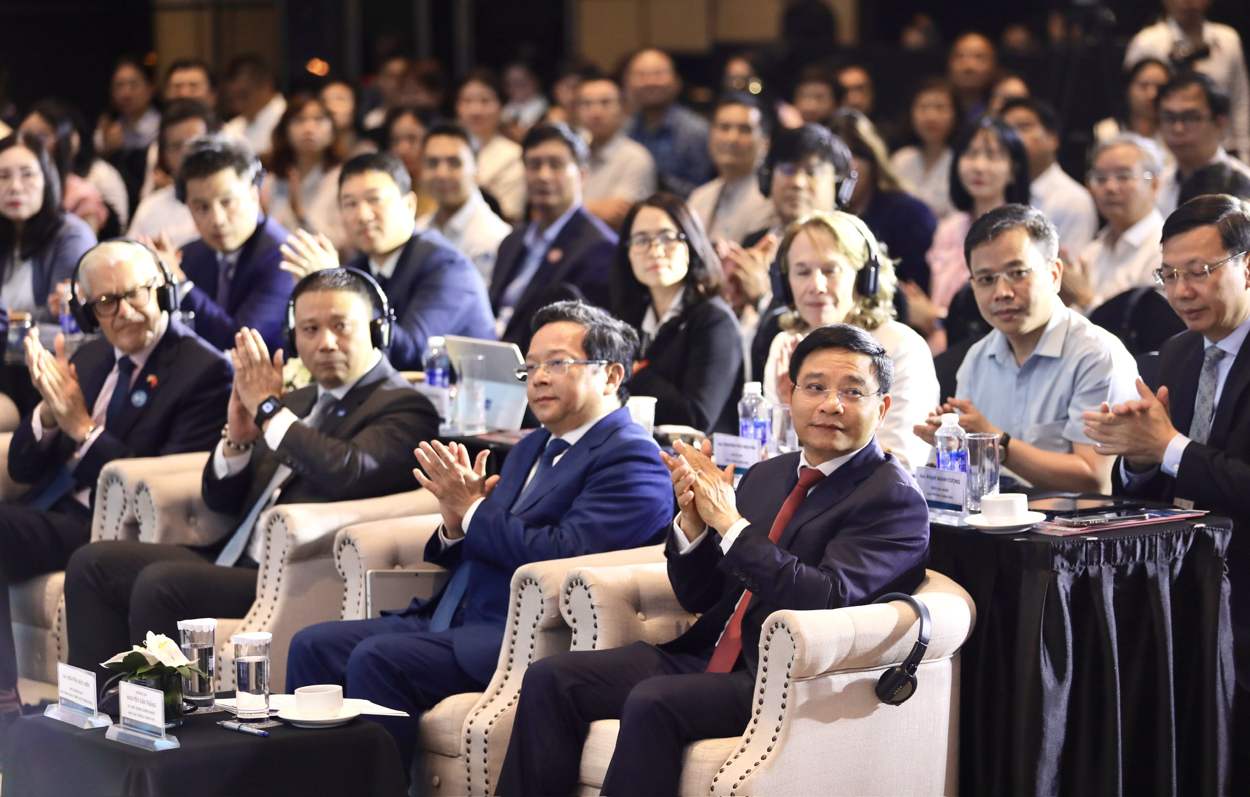Lãnh đạo Chính phủ; Ban Chính sách, chiến lược Trung ương và các bộ ngành tại diễn đàn. Ảnh: Việt Dũng.