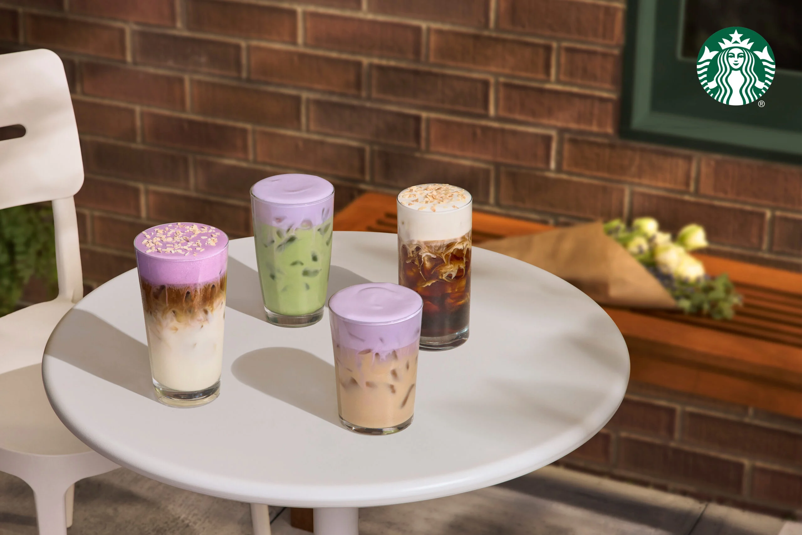 Starbucks đã tung ra các dòng đồ uống từ&nbsp;ube, thậm chí có cả món matcha ube với màu xanh tím bắt mắt.