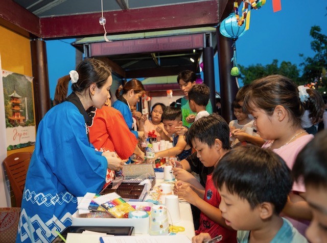 Đông đảo trẻ em Hội An quan tâm đến những hình ảnh trực quan về mối quan hệ Việt Nam - Nhật Bản tại lễ hội giao lưu văn hóa Hội An - Nhất Bản.