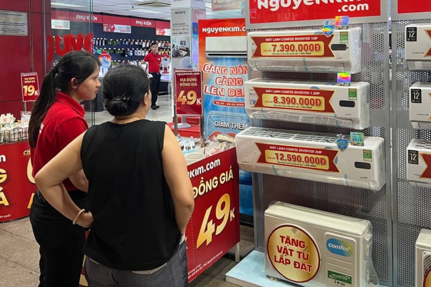 Để kích cầu tiêu dùng, các hệ thống siêu thị điện máy đồng loạt đưa ra nhiều chương trình ưu đãi hấp dẫn.