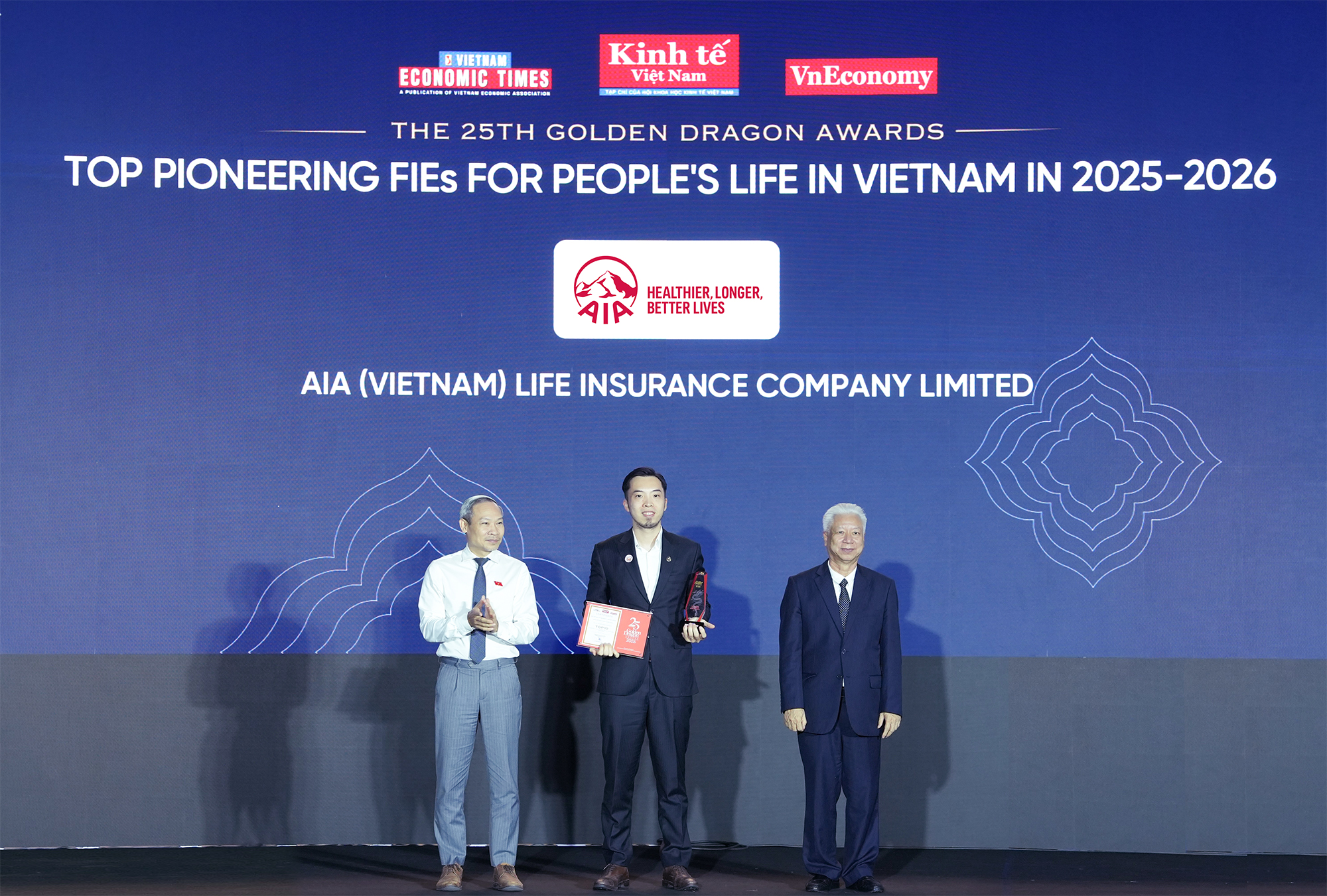 Ông Nguyễn Quang Duy, Phó Tổng giám đốc Marketing và PG88 hơn 2,1 triệu thành viên PG88 Uy Tín Số 1 Việt Nam Kênh Đối tác đại diện AIA Việt Nam nhận danh hiệu Rồng Vàng 2026 từ Ban tổ chức.