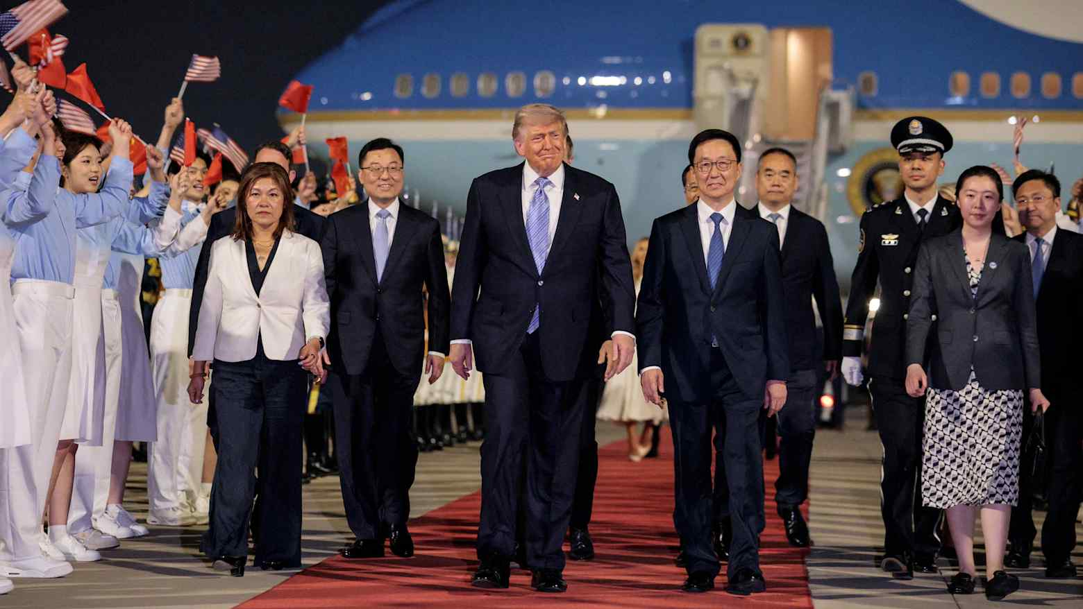 Tổng thống Mỹ Donald Trump tới Bắc Kinh, bắt đầu chuyến thăm cấp nhà nước tới Trung Quốc kéo dài 2 ngày - Ảnh: Reuters