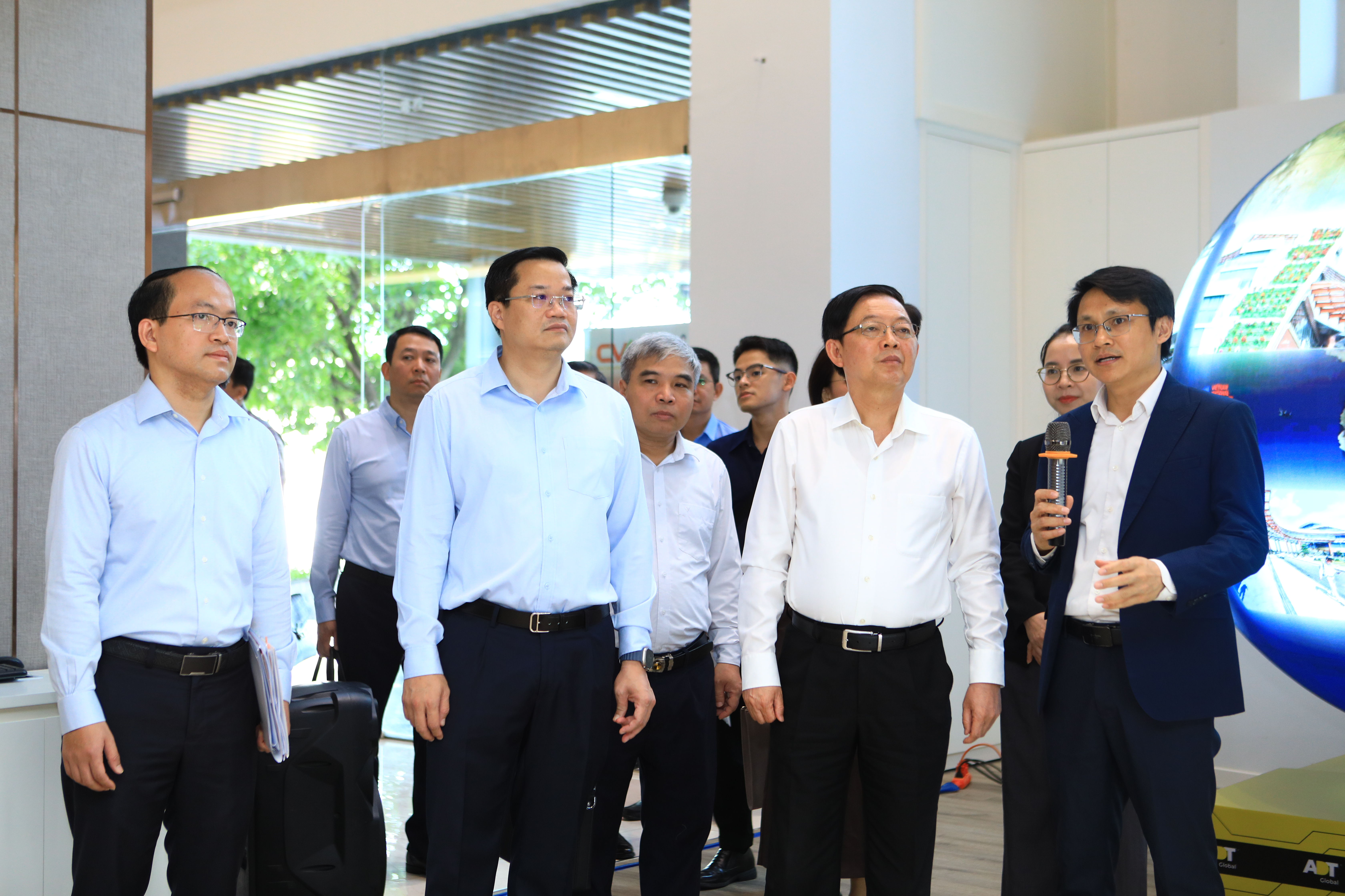 Trước đó, Phó Thủ tướng đã có buổi thăm quan và làm việc tại NIC cơ sở Hà Nội.