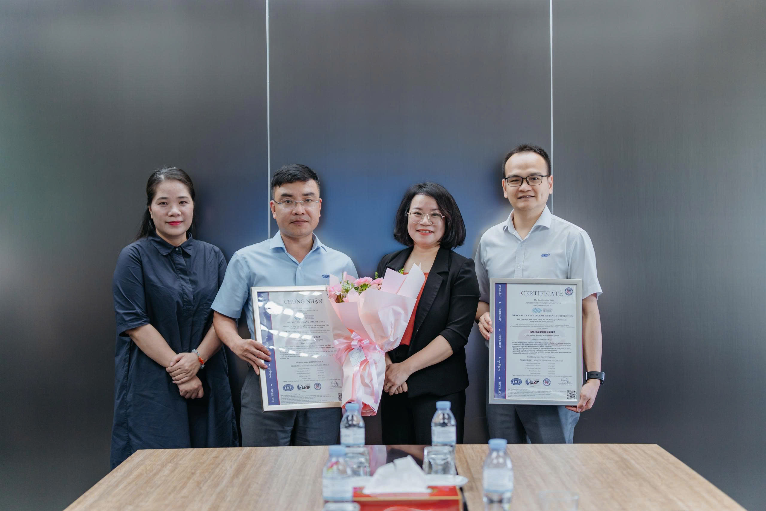 Đại diện MXV nhận chứng nhận ISO/IEC 27001:2022. Ảnh: MXV.